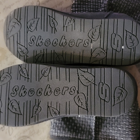 EUC Grey and Silver Skechers Short Boots Size 8 Leather Uppers - Picture 6 of 7